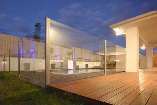 Какие материалы используются для строительства каменного забора с деревянным заполнением. Материалы исполнения